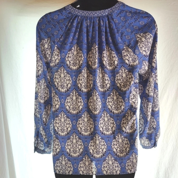 pretty blue fancy print blouse EUC 💙 - Picture 6 of 8